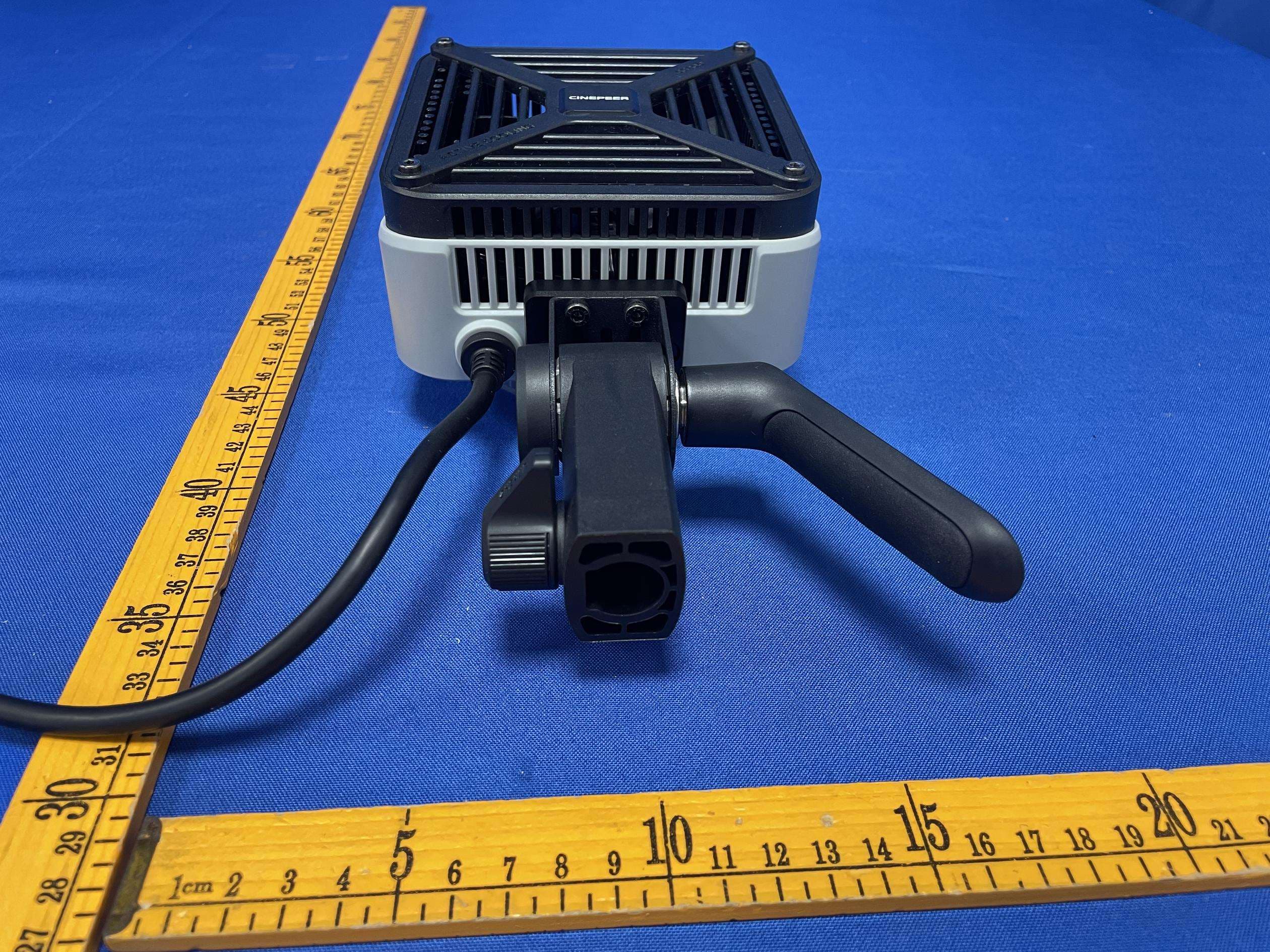 ZHIYUN CINEPEER CG200 COB Light - FCC ID 2AIHFZYPLG108 - Guilin Zhishen Information Technology Co.,Ltd. (2)