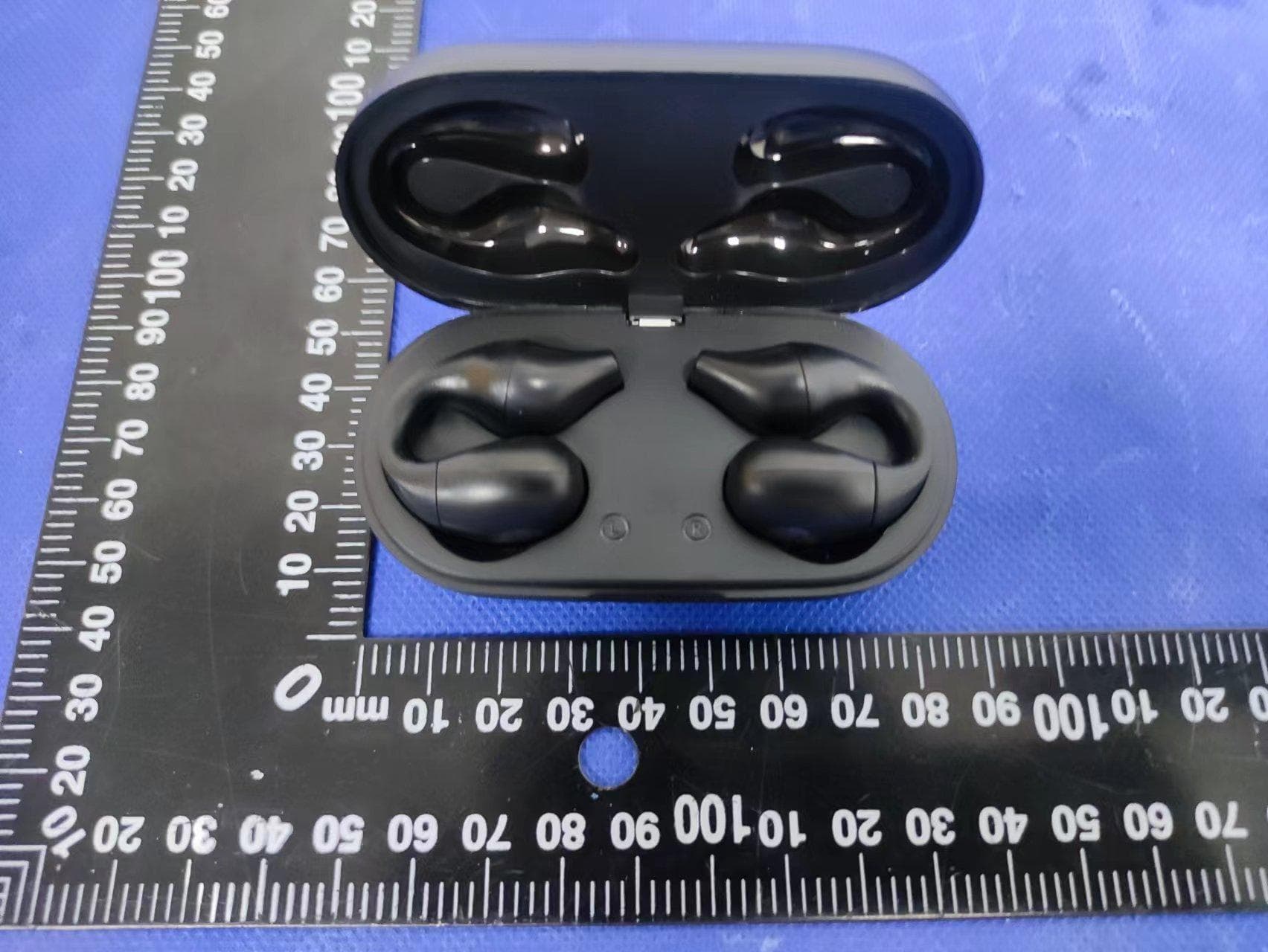 TWS EARBUDS - FCC ID 2AIY7-S03 - Shenzhen Uniwins Technology Co., Limited (5)