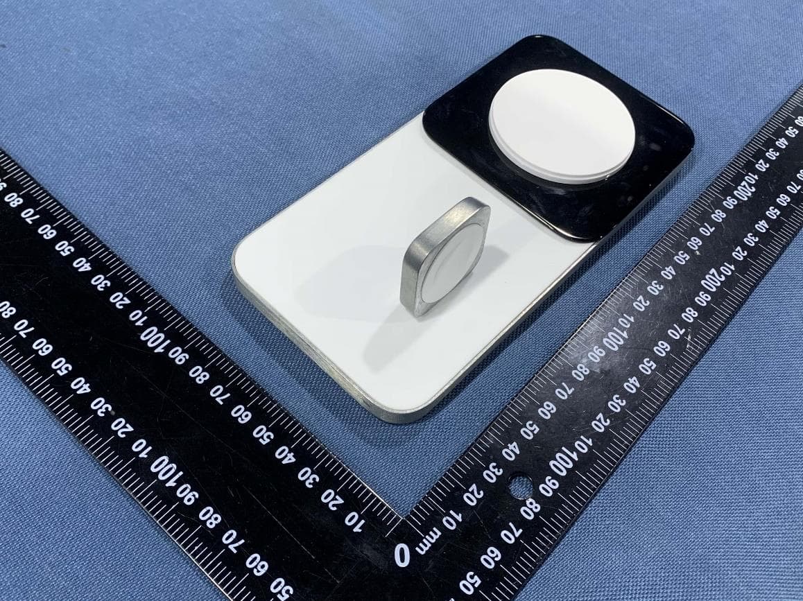 Base One Max with MagSafe - FCC ID 2AJYRNM01172185 - Nomad Goods, Inc. (2)