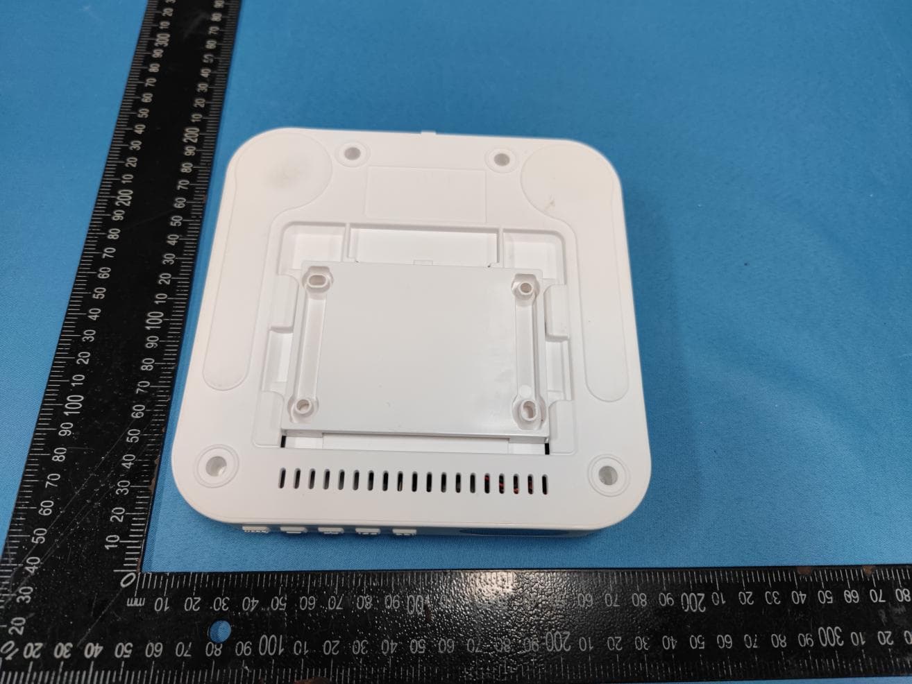portable bluetooth CD player - FCC ID 2AL7FFCD-909 - Focus Industrial (HongKong) Development CO.,LIMITED (4)