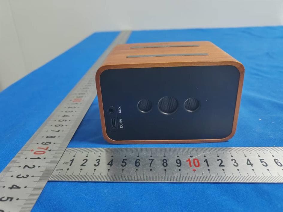 Wooden speaker with wireless charging - FCC ID 2ALCF-XO9672 - Dongguan Xing Yue Electronic co., Ltd (4)