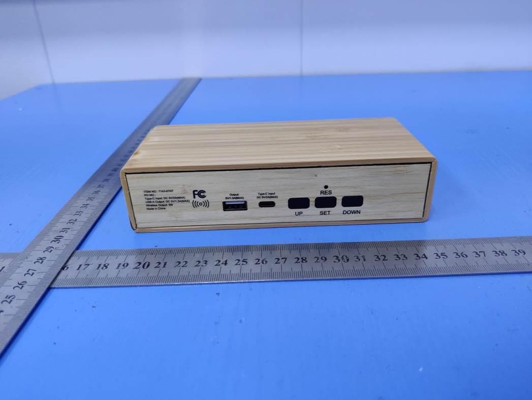 Bamboo clock with Wireless charger - FCC ID 2ALCFXO-9913 - Dongguan Xing Yue Electronic co., Ltd (4)