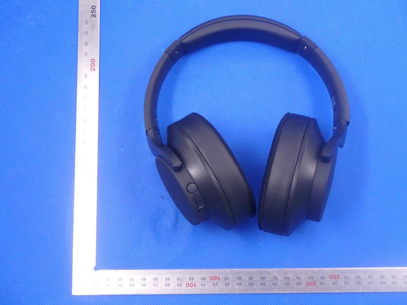 Bluetooth headphones - FCC ID 2ALHZBT-1090 - KO-STAR DEVELOPMENT CO.,LTD (2)