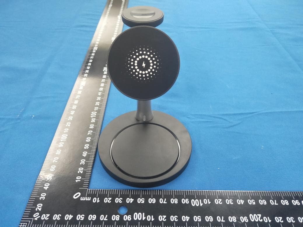 3 in 1 Magnetic Wireless Charging Station - FCC ID 2AMG5-STG6884 - JLR Gear (3)