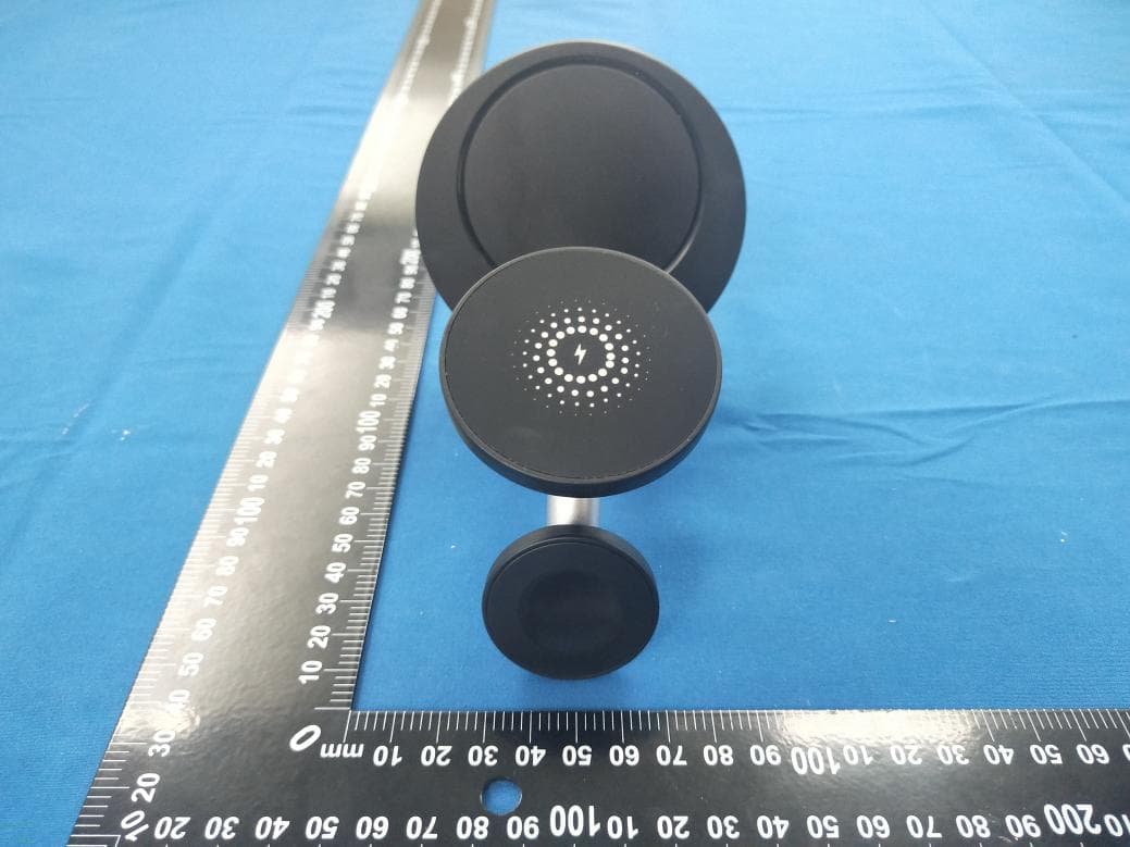 3 in 1 Magnetic Wireless Charging Station - FCC ID 2AMG5-STG6884 - JLR Gear (4)