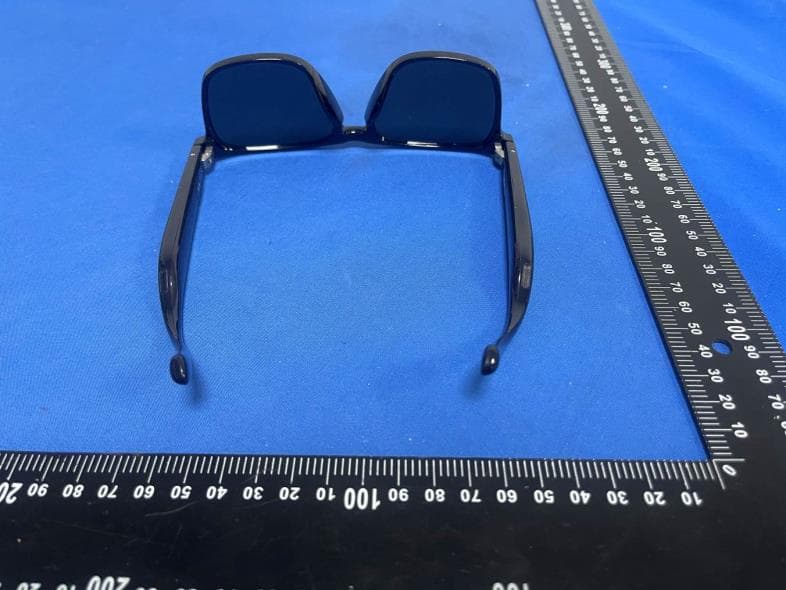 Bluetooth glasses - FCC ID 2AMVL-HS-999 - Dong Guan City Qi Xing Electronics Technology Co., LTD (3)