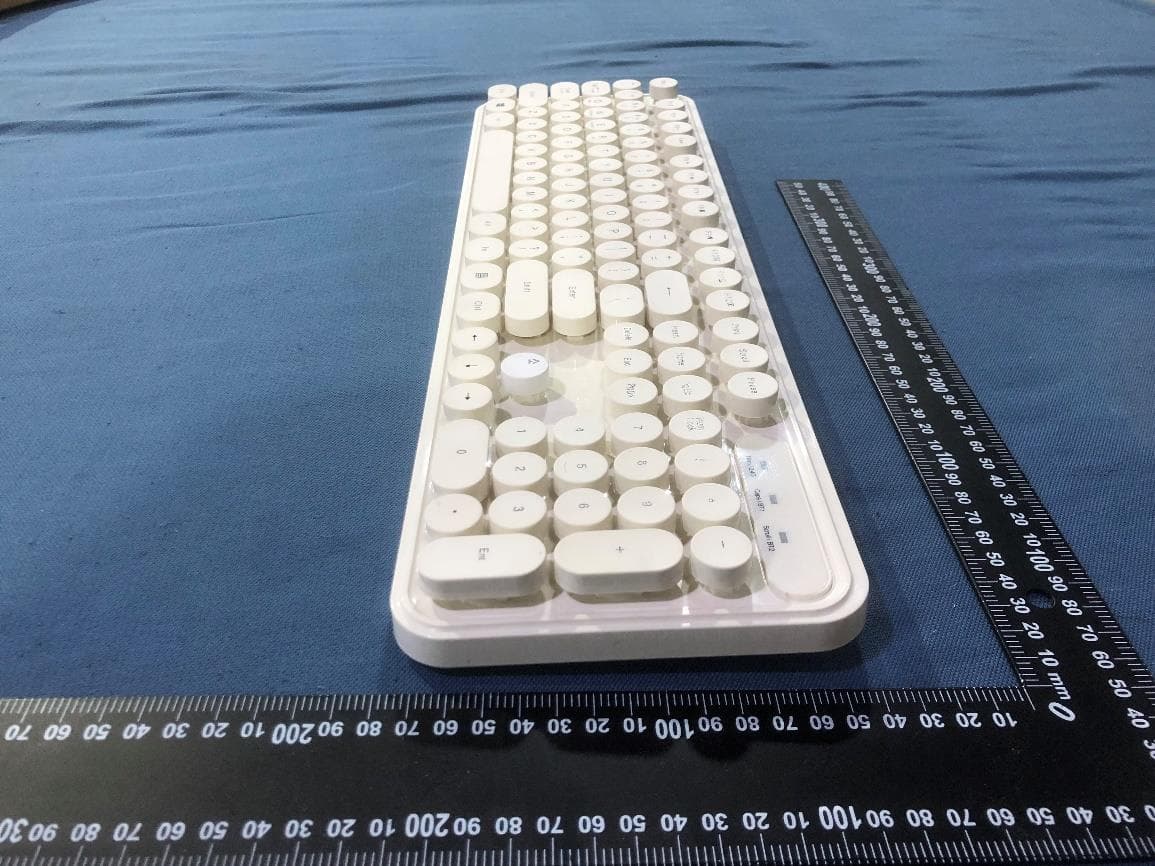 Wireless keyboard - FCC ID 2AO23-BGK03 - Chug, Inc. (4)