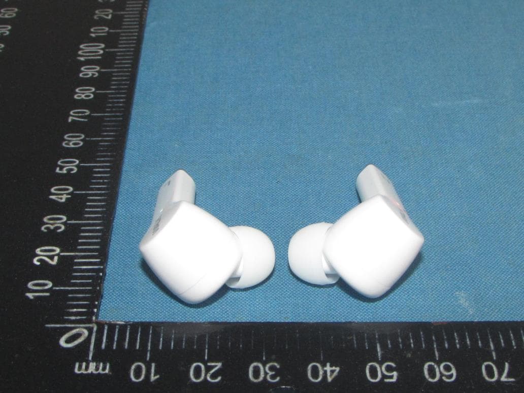 TWS earbuds - FCC ID 2AO47-W401 - Shenzhen Kingstar Industrial Co., Ltd. (3)