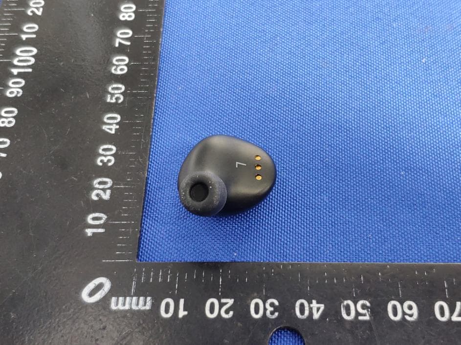 True wireless earbuds - FCC ID 2AOQKIK-BH006 - Shenzhen shengxingwang Precision Technology Co., Ltd. (2)
