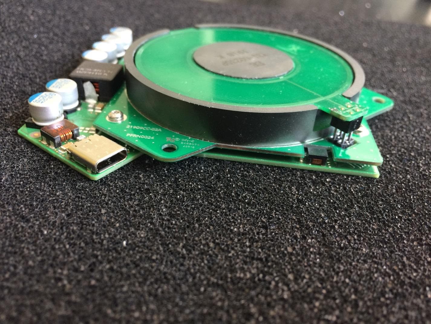 Wireless Charger providing a USB Type-C interface - FCC ID 2AOR81909004 - etatronix GmbH (3)
