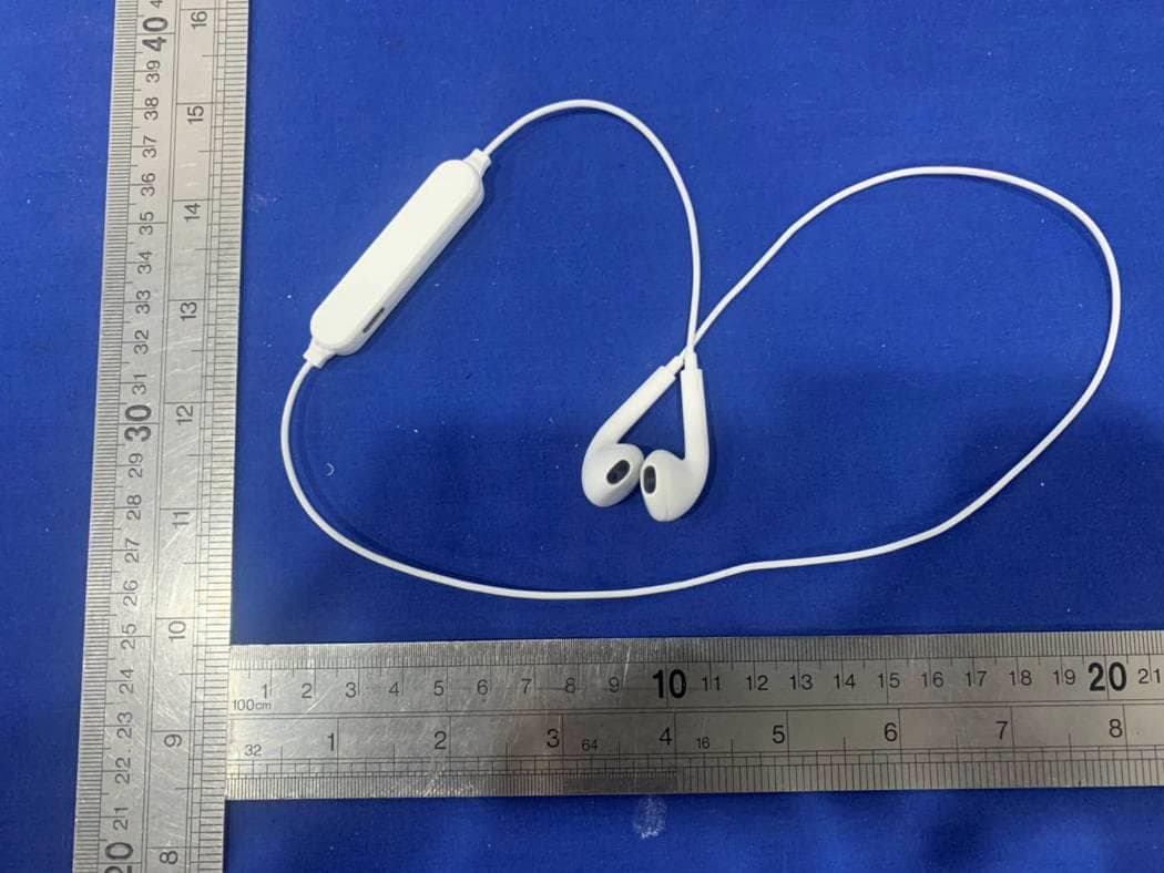 IP Bluetooth Sport buds - FCC ID 2AOW6-BTE2-FD - Shantou Xinyu Industry Co., Ltd. (2)
