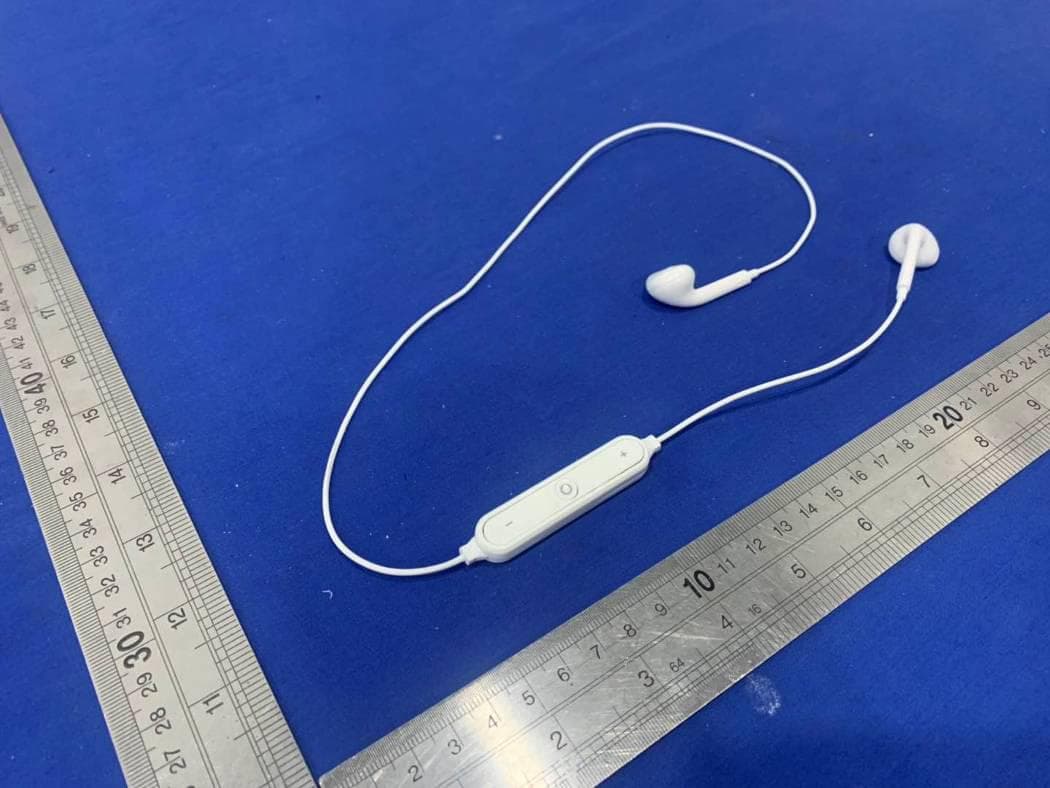 IP Bluetooth Sport buds - FCC ID 2AOW6-BTE2-FD - Shantou Xinyu Industry Co., Ltd. (3)