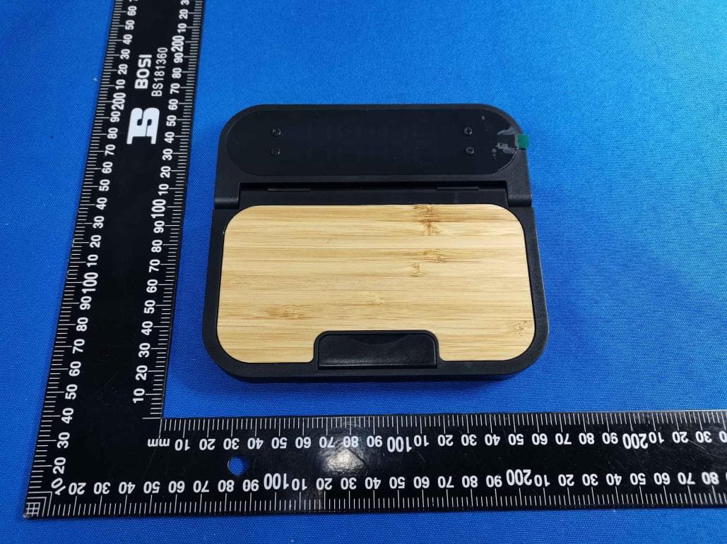 WIRELESS CHARGER WITH CLOCK - FCC ID 2APYY-AB0486 - LEADER PREMIUMS LIMITED
