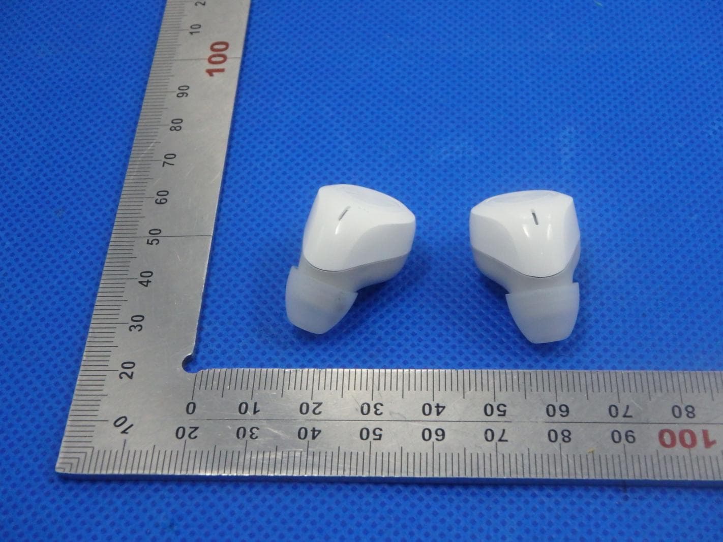 True wirelss stereo earbuds - FCC ID 2AR23-T5 - Shenzhen Mees Hi-Tech Co., Ltd (2)