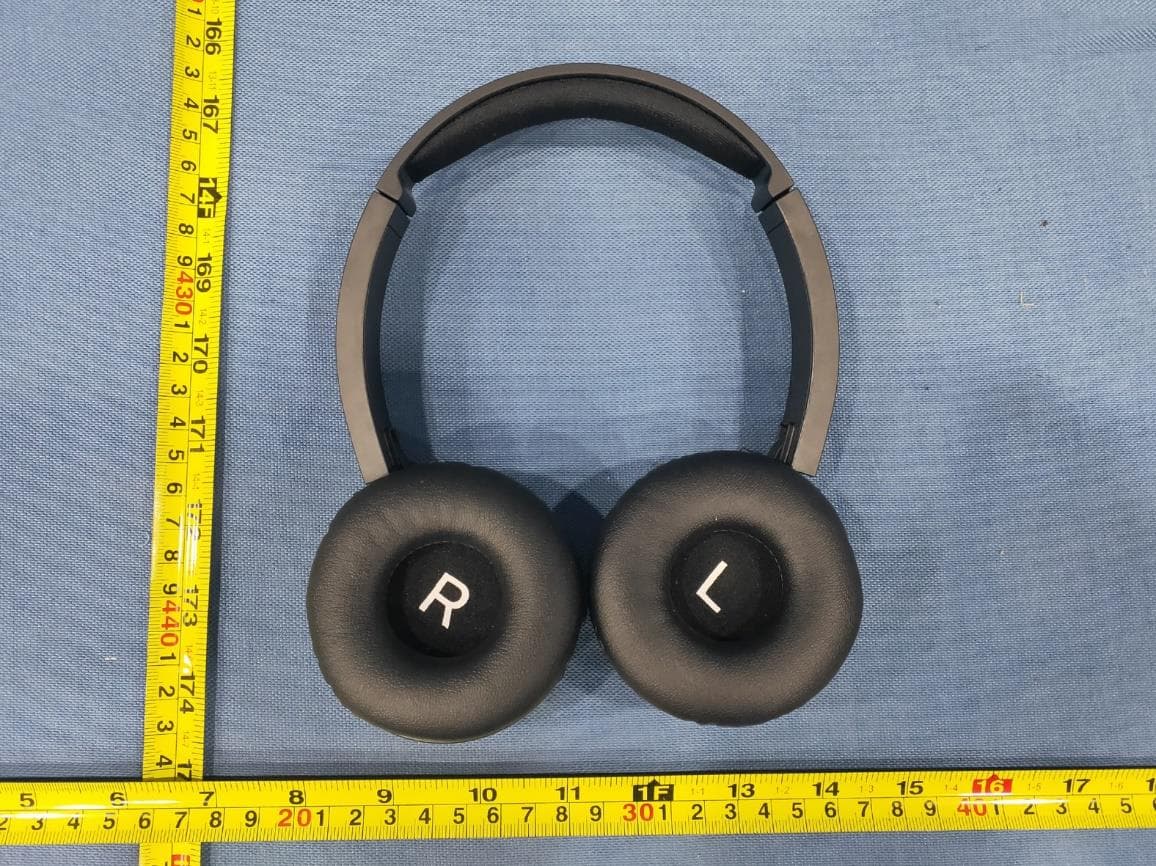 Wireless on-ear headphones - FCC ID 2AR2STAH4205 - MMD Hong Kong Holding Limited (2)