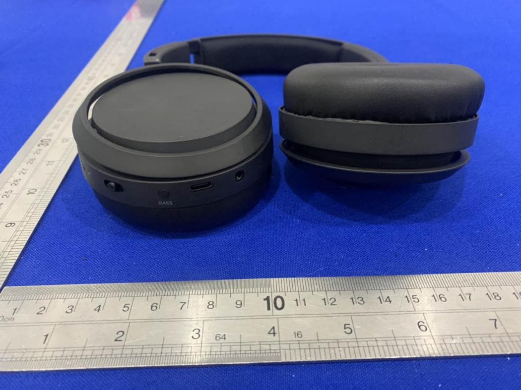 Wireless over ear headphones - FCC ID 2AR2STAH5205 - MMD Hong Kong Holding Limited (3)