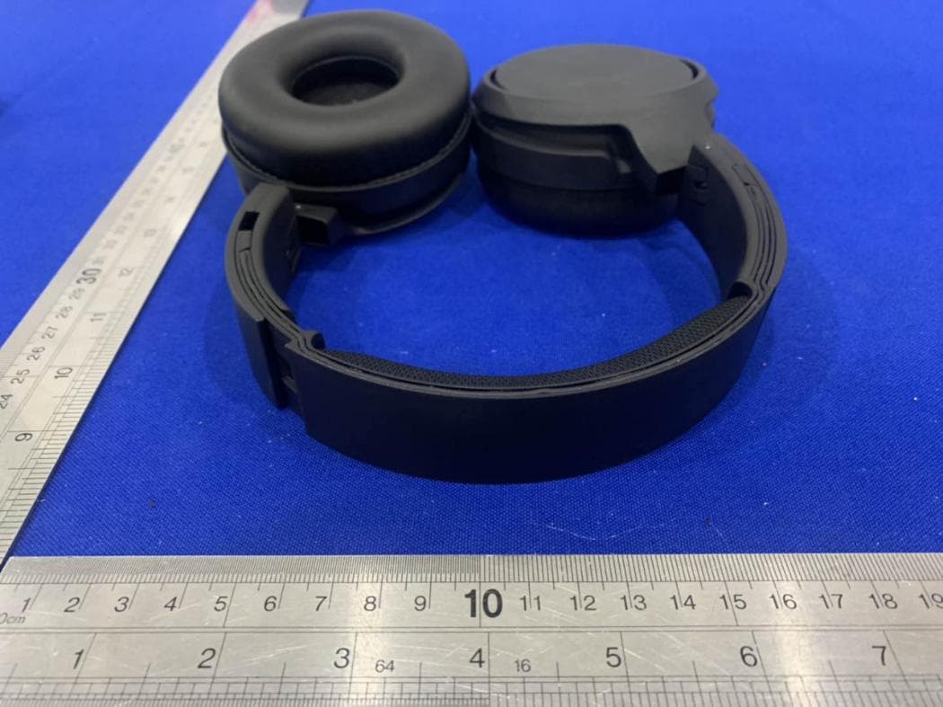 Wireless over ear headphones - FCC ID 2AR2STAH5205 - MMD Hong Kong Holding Limited (4)