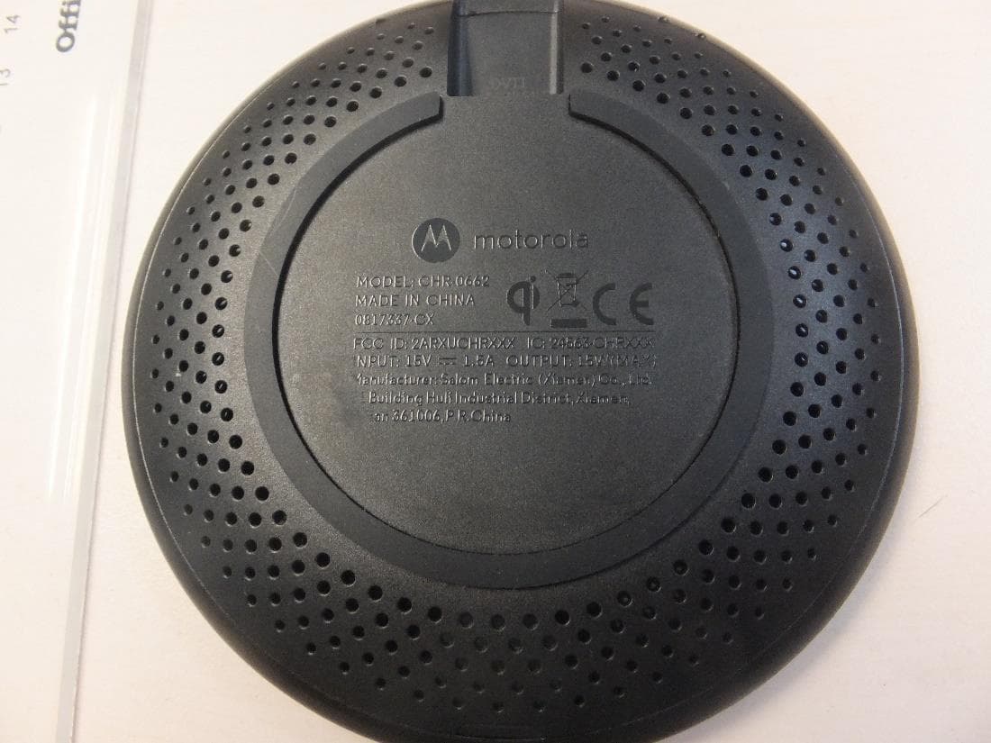 Wireless Charger - FCC ID 2ARXUCHR0662 - Salom Electric (Xiamen) Co., Ltd.