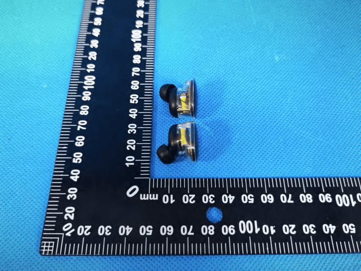 Prodigy Crystal TWS Earphones with charging case - FCC ID 2AS3I-AIWA-AI1019 - Shenzhen Sowak Electronic Co., Ltd. (4)