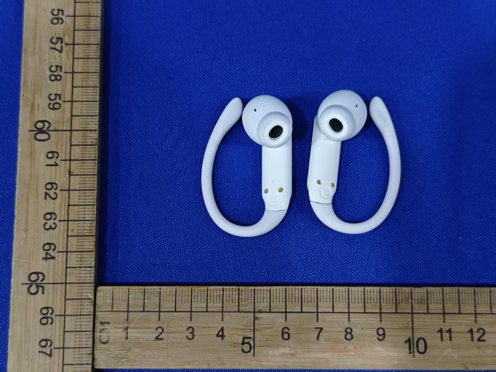 True Wireless Earphones with charging Case - FCC ID 2AS3I-INCIPIO-TWS - Shenzhen Sowak Electronic Co., Ltd. (2)