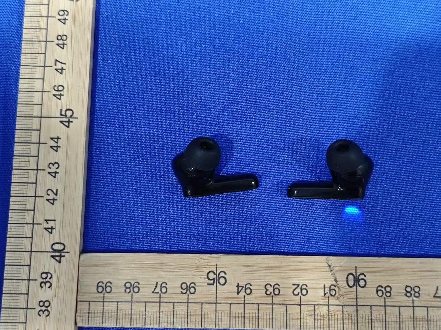 Active Noise Cancelling True Wireless Earbuds - FCC ID 2AS3I-V40106W - Shenzhen Sowak Electronic Co., Ltd. (2)