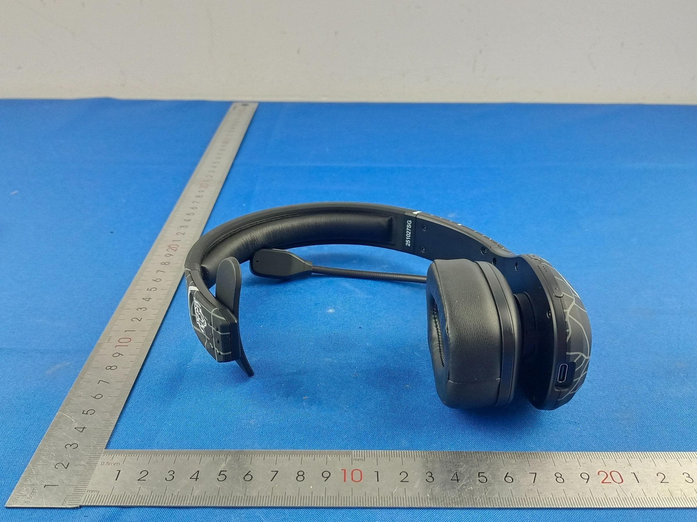 Bluetooth Headset - FCC ID 2ASKG-STORMP - Raneys LLC d/b/a Blue Tiger USA (2)