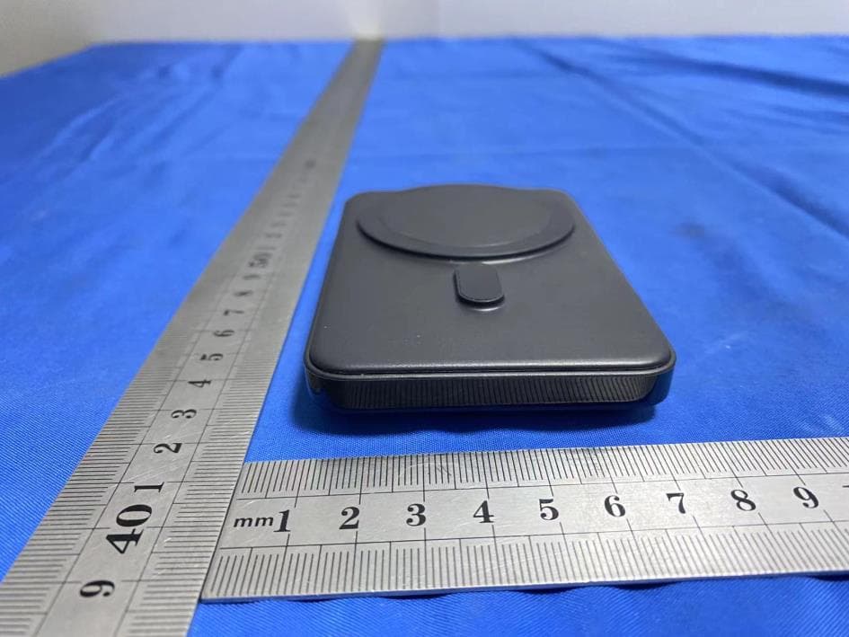 3 in1 Power bank Magnetic wireless charger - FCC ID 2ASYG-P6 - Shenzhen Brainiac Technology Development Co.,Ltd (4)