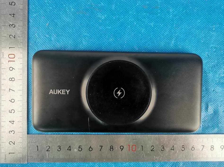 Magnetic Wireless Charging Power Bank - FCC ID 2ATIH-PB-WL02I - Aukey Technology Co.,Ltd. (2)