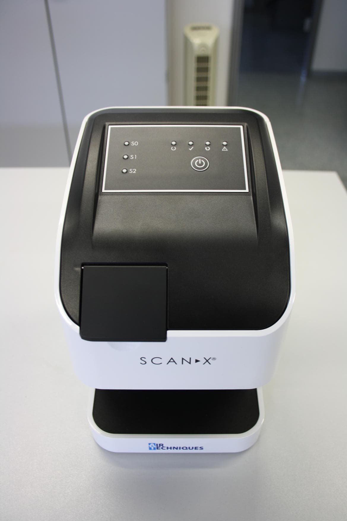 The image plate scanner is used to read image data stored on an image plate and to transfer the data to the imaging software on a computer. - FCC ID 2ATTE-2160100500 - DUERR DENTAL SE