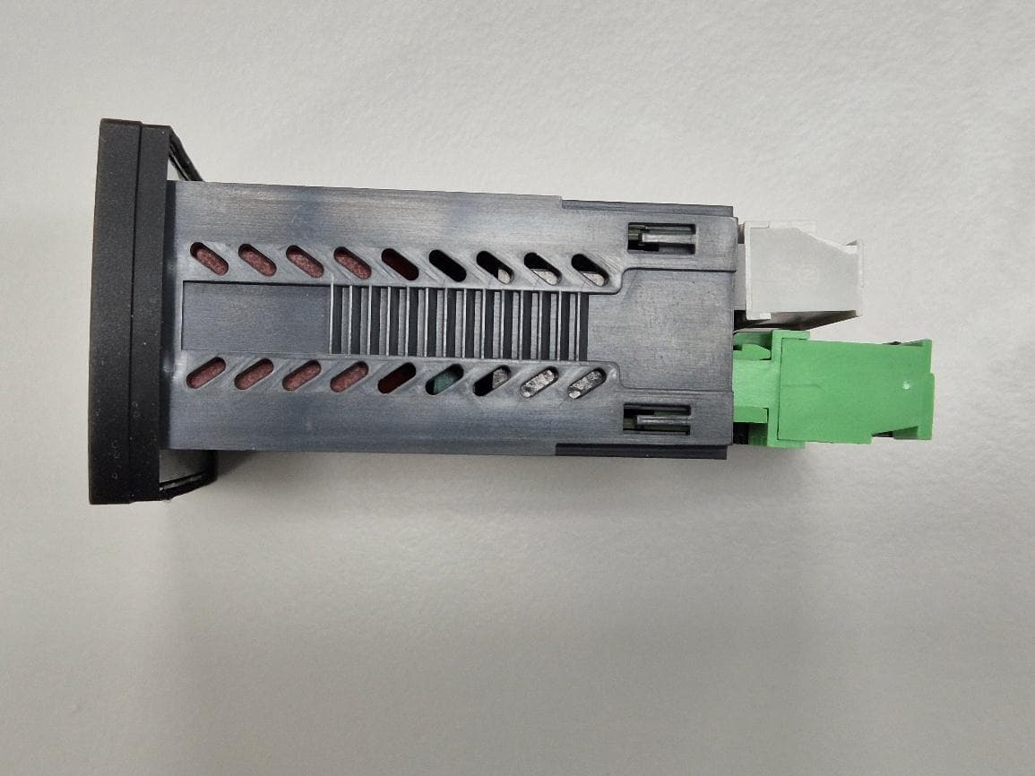 Fixed industrial refrigeration controller with Bluetooth Low Energy (BLE) - FCC ID 2ATXJ-AKCC25 - Danfoss A/S (4)