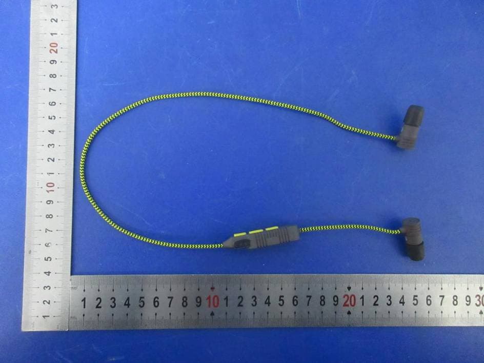 Bluetooth earphone with Bluetooth Transmitter - FCC ID 2AU6S-HGBT - LUCID AUDIO (4)