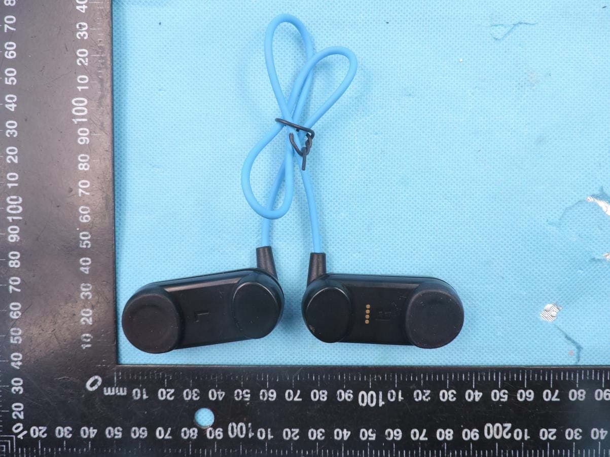 Underwater Headphones - FCC ID 2AUCH-SONAR - Finnovate Group, LLC (3)