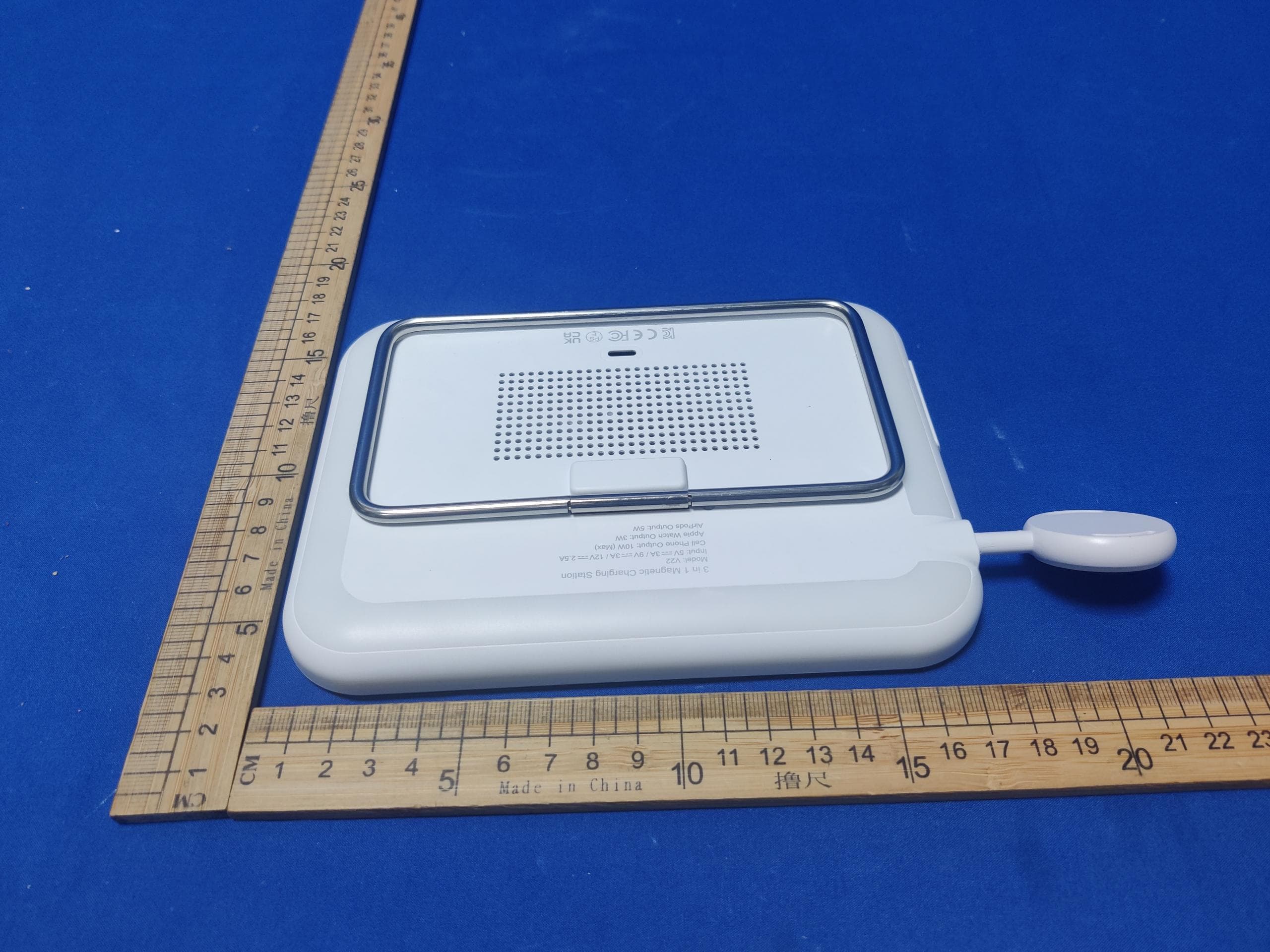 3 in 1 Magnetic Charging Station - FCC ID 2AUDO-V22 - Shenzhen Itian Technology Co.,Ltd. (4)