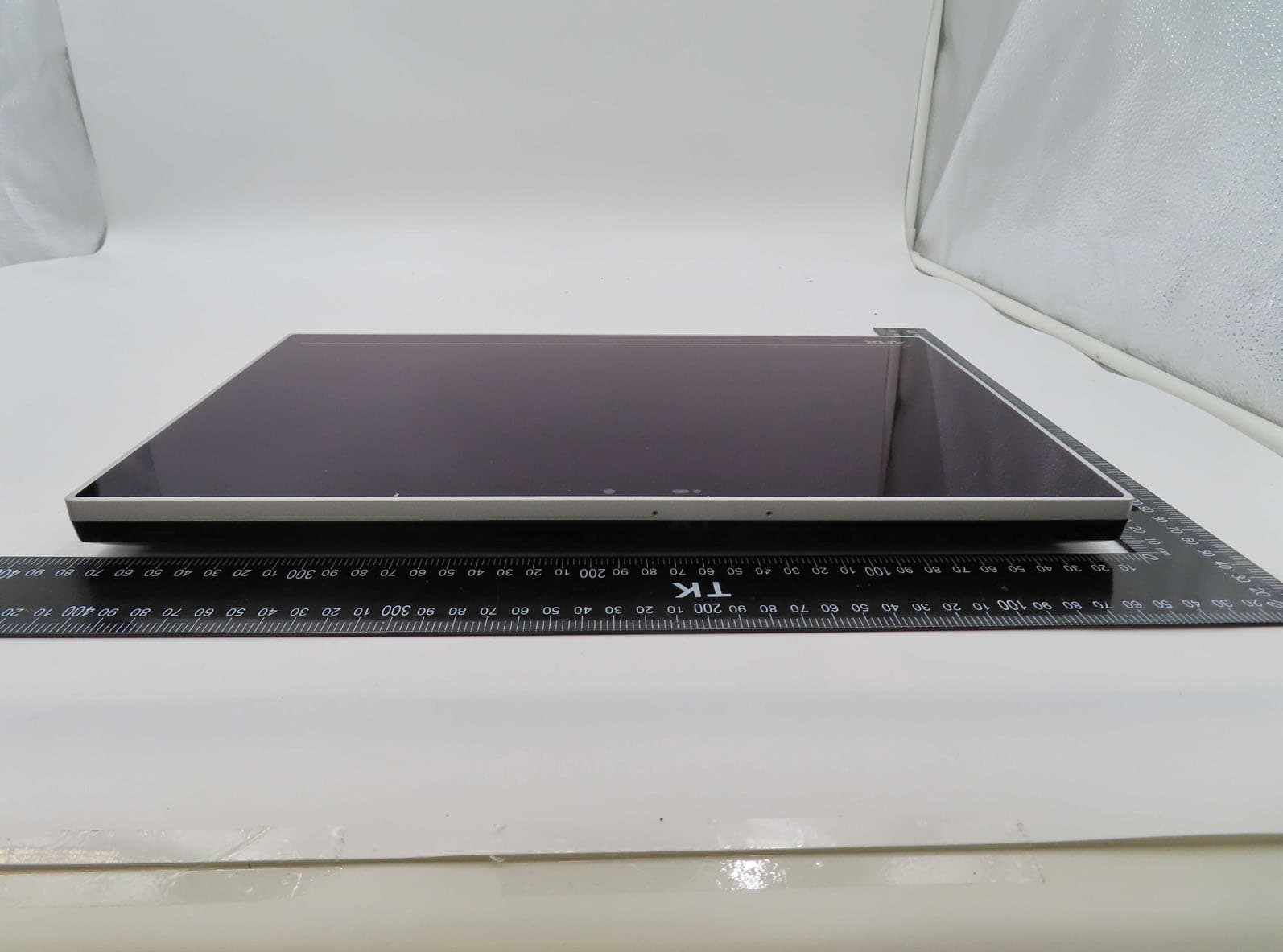 15.6 inches Touch Panel - FCC ID 2AUHEVARIA-150 - Harman Professional, Inc. (4)