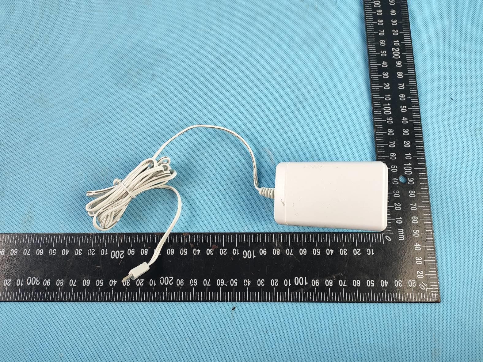 Under Cabinet Light - FCC ID 2AUHG-UCL1 - ARTIKA FOR LIVING INC