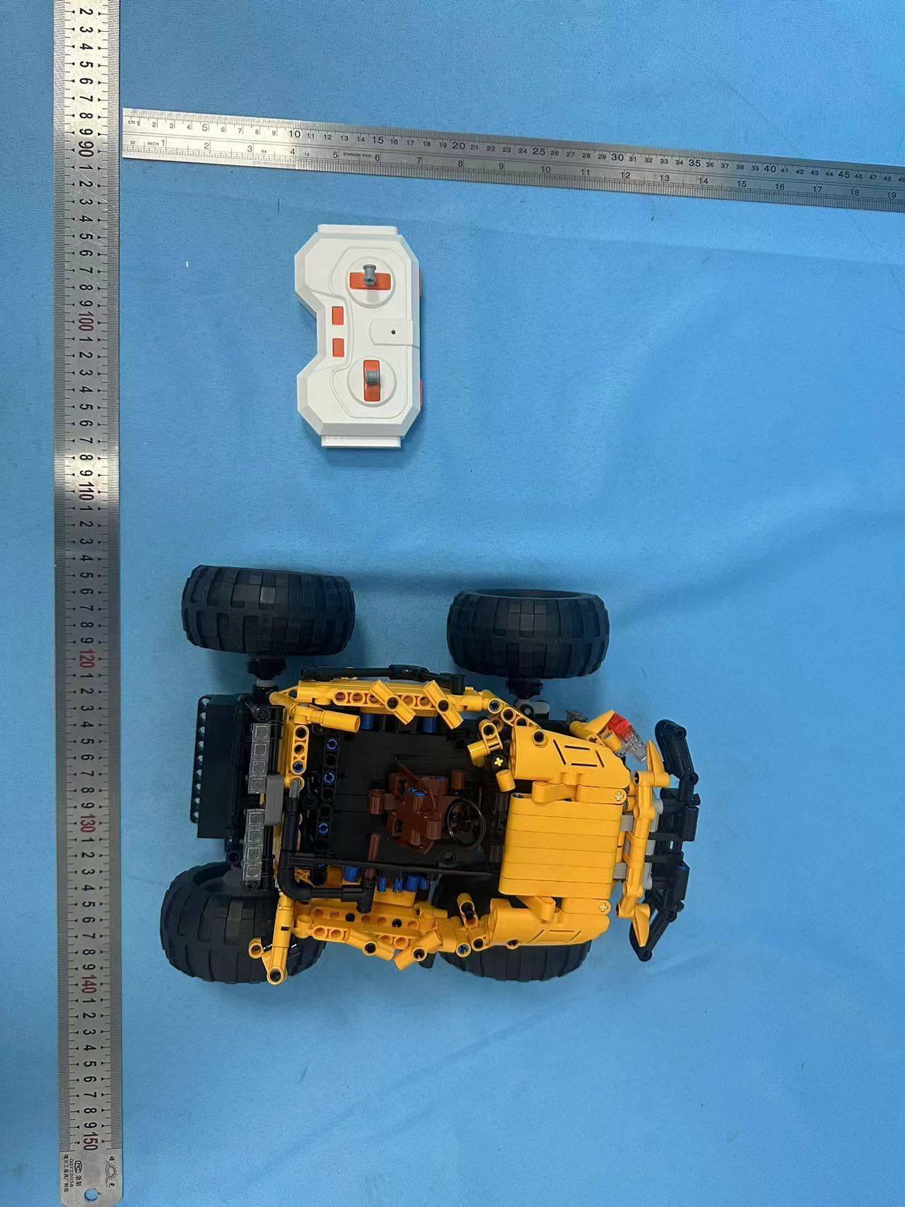 Brick Blocks RC Big Foot Truck - FCC ID 2AUJF-22003 - Diecast Masters Company Limited