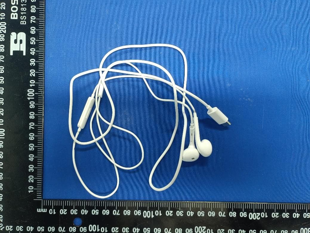 Mobile Phone with GSM, WCDMA, LTE, 5G NR,  WiFi, Bluetooth and NFC - FCC ID 2AUYFRMX3741 - Realme Chongqing Mobile Telecommunications Corp., Ltd.