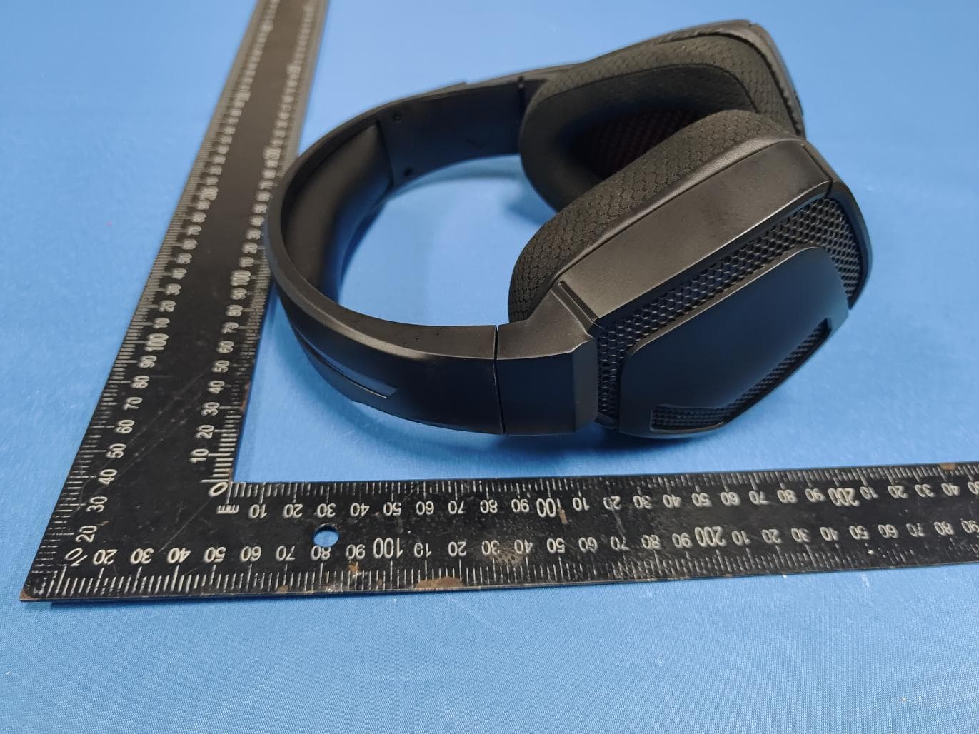 Wireless earphone - FCC ID 2AUZPEHP-61D - Shenzhen Yisuma Network Technology Co ., LTD (3)