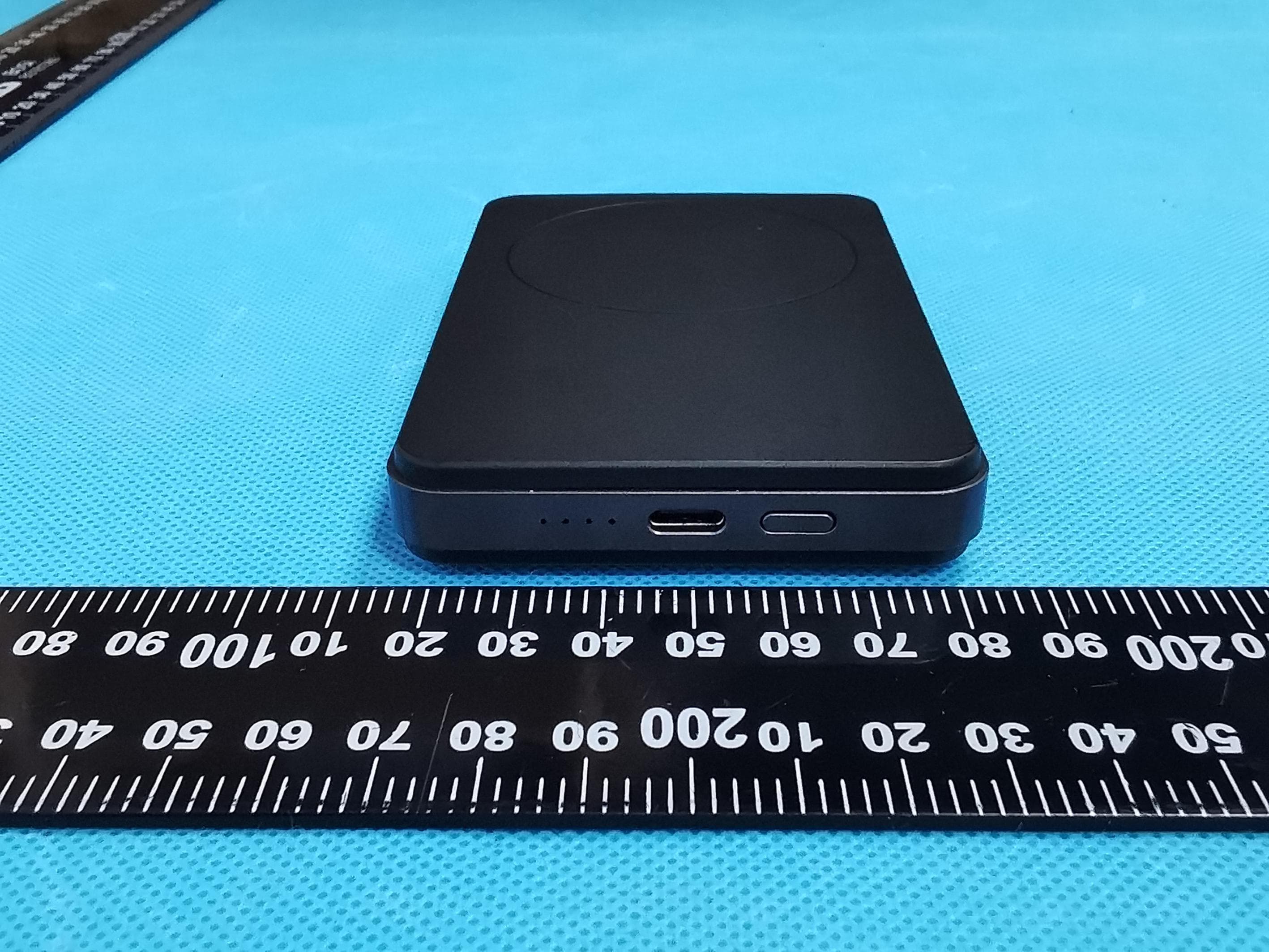 Magnetic Wireless Charger with Power Bank - FCC ID 2AV4C-UPB-04K0-1CM - Eaton Corporation (5)