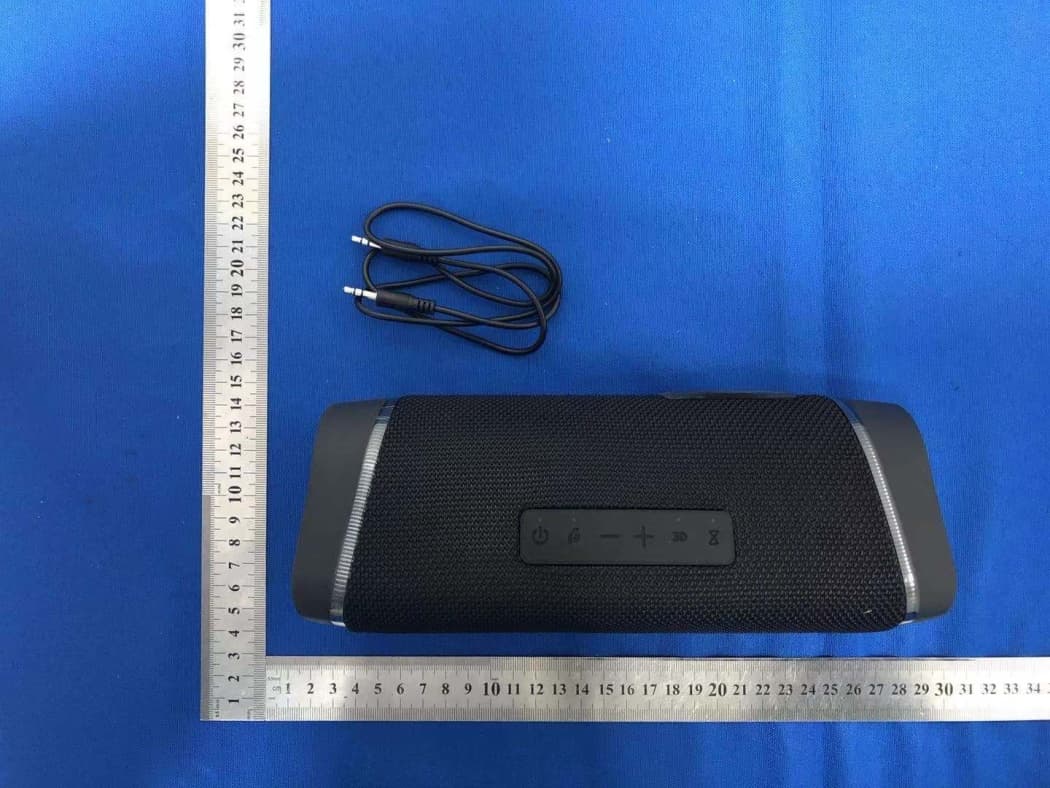 Bluetooth Speaker with LED lights - FCC ID 2AVFK-MENMARTII - Shenzhen Zhiqi Technology Co. LTD