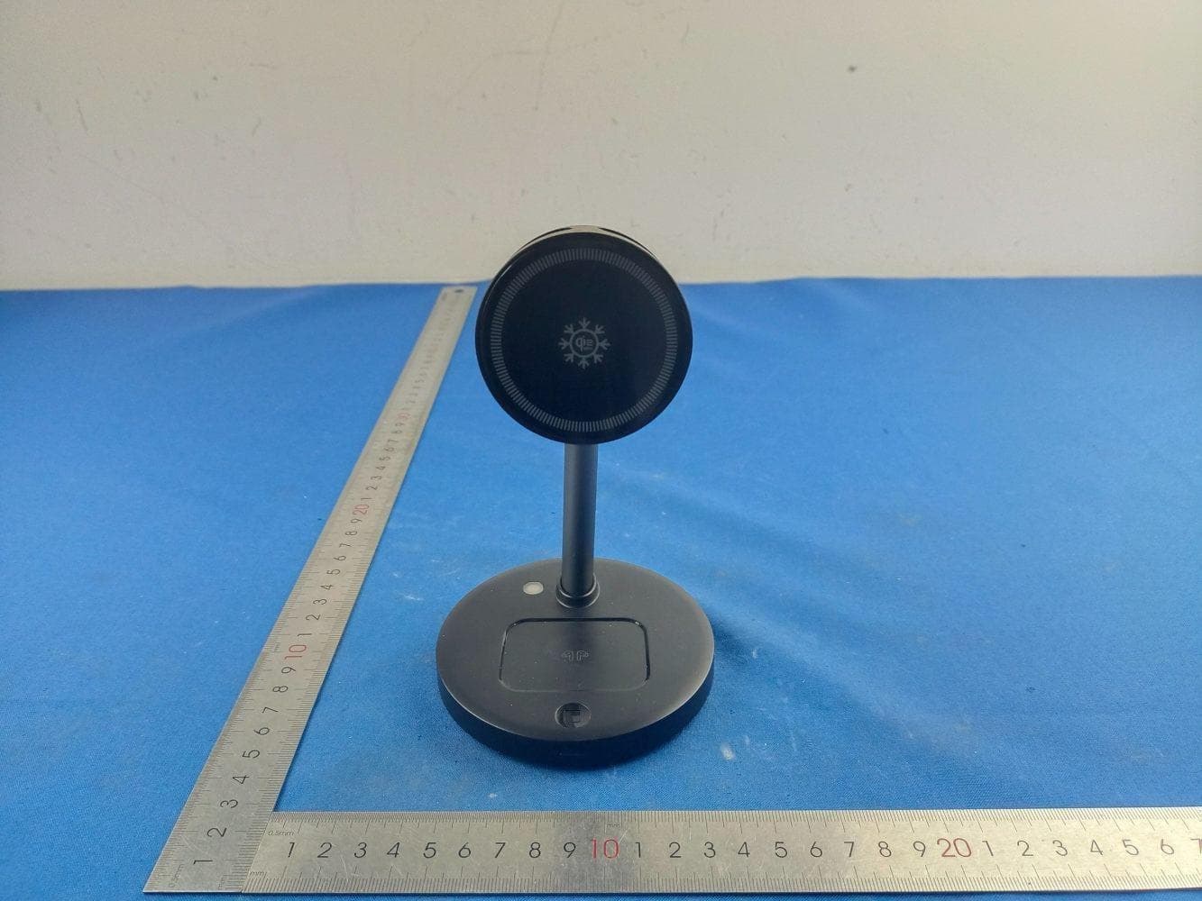 Multi-in-one cooling wireless charger - FCC ID 2AVG2-AK61 - Shenzhen Shi Aiker Electronic Technology Co., Ltd.