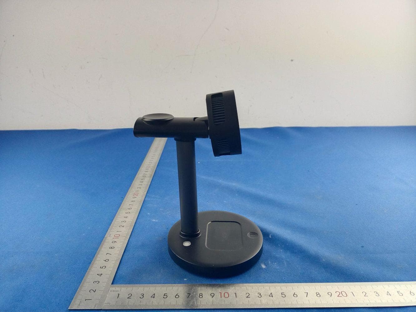 Multi-in-one cooling wireless charger - FCC ID 2AVG2-AK61 - Shenzhen Shi Aiker Electronic Technology Co., Ltd. (2)