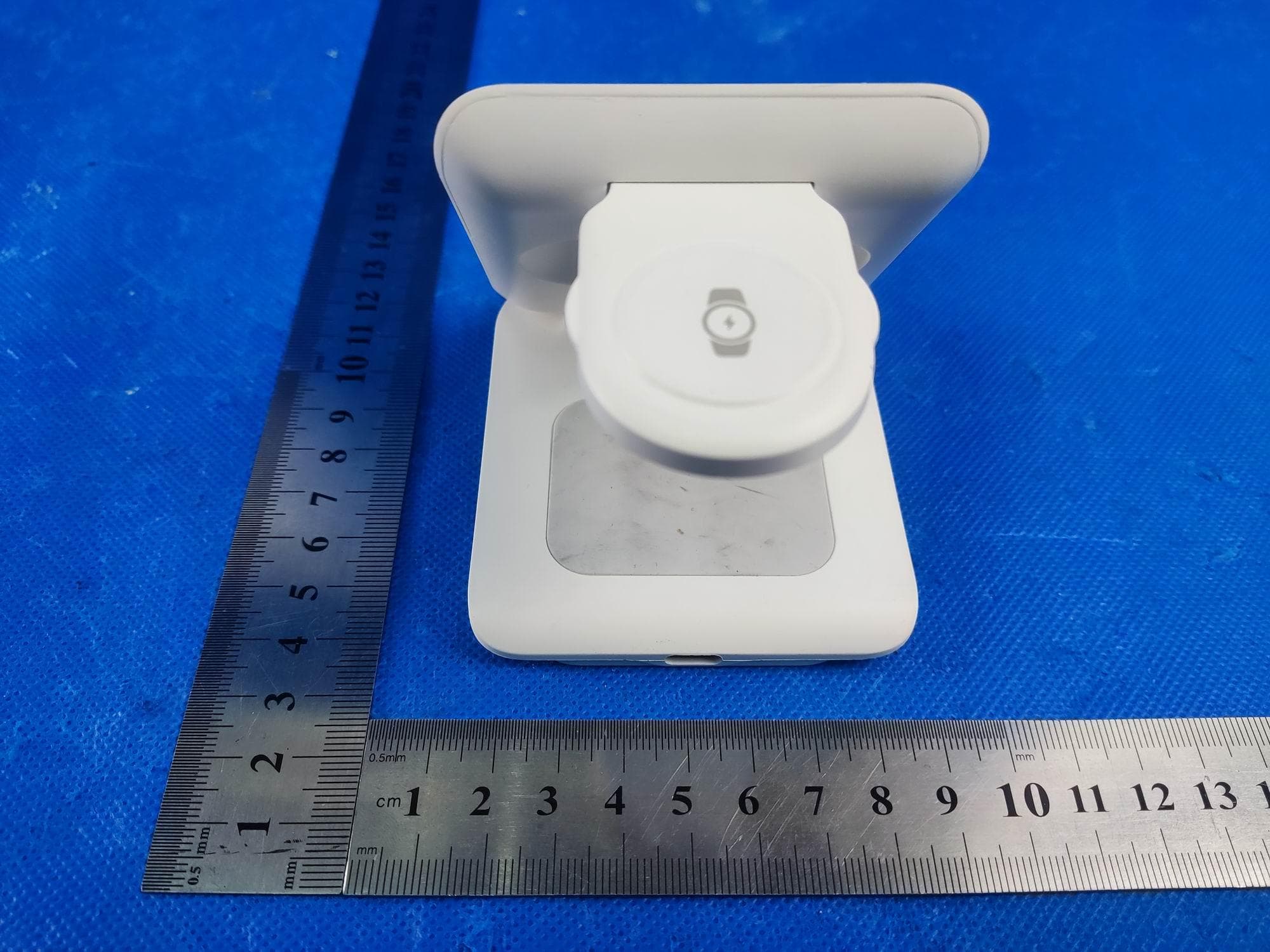 3 IN 1 FOLDABLE WIRELESS CHARGER - FCC ID 2AVI4-DT-X7T - Shenzhen Digtec Technology Co., Ltd (2)