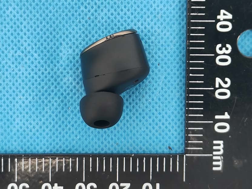 True Wireless Earphone - FCC ID 2AVYG-SEESAW20 - Yibai Science & Technology (Shenzhen) Co., Ltd.