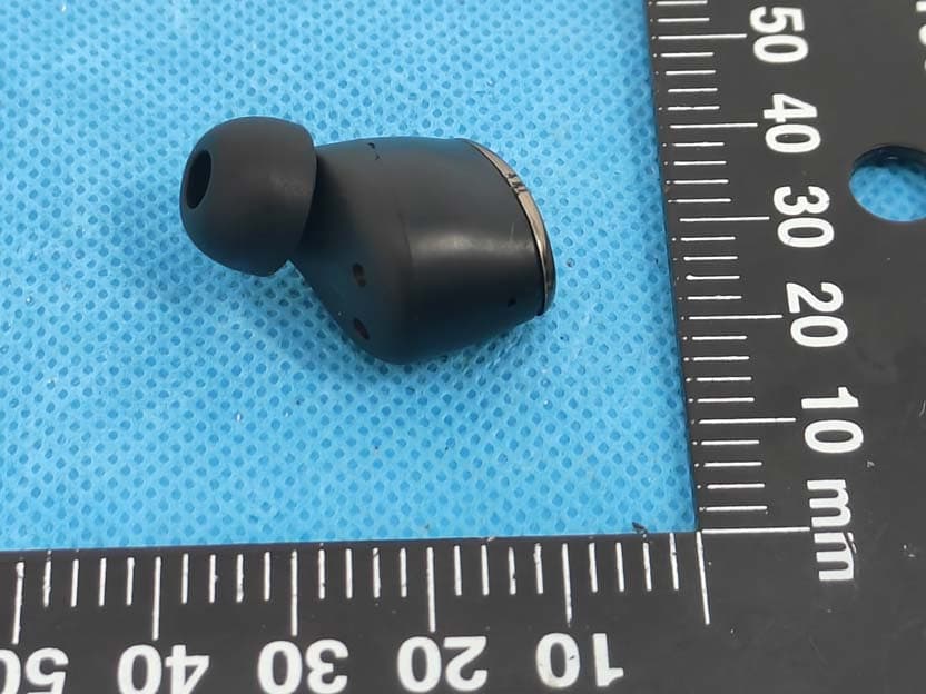 True Wireless Earphone - FCC ID 2AVYG-SEESAW20 - Yibai Science & Technology (Shenzhen) Co., Ltd. (3)