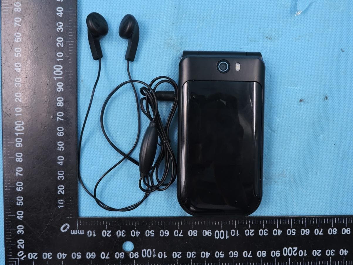 4G phone - FCC ID 2AW56-EZFLIP - Excellus Communications, LLC (2)