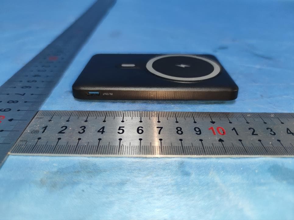 Magnetic wireless charging mobile power supply - FCC ID 2AW73-2E417 - Shenzhen Xiangdangwen Technology Co.,Ltd. (4)