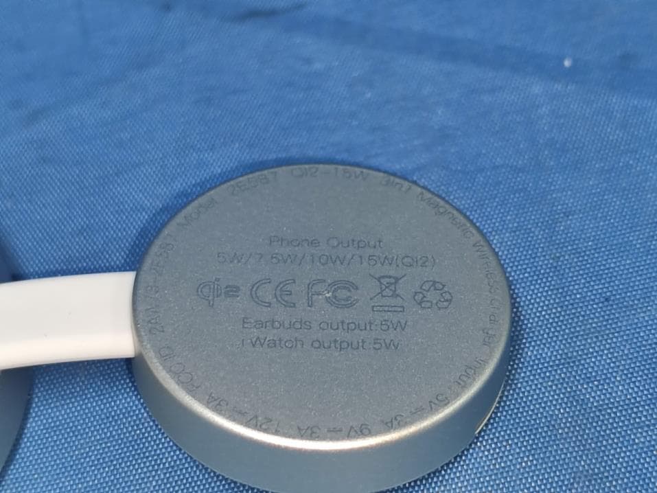 QI2-15W 3-IN-1 MAGNETIC WIRELESS CHARGER - FCC ID 2AW73-2E587 - Shenzhen Xiangdangwen Technology Co.,Ltd.