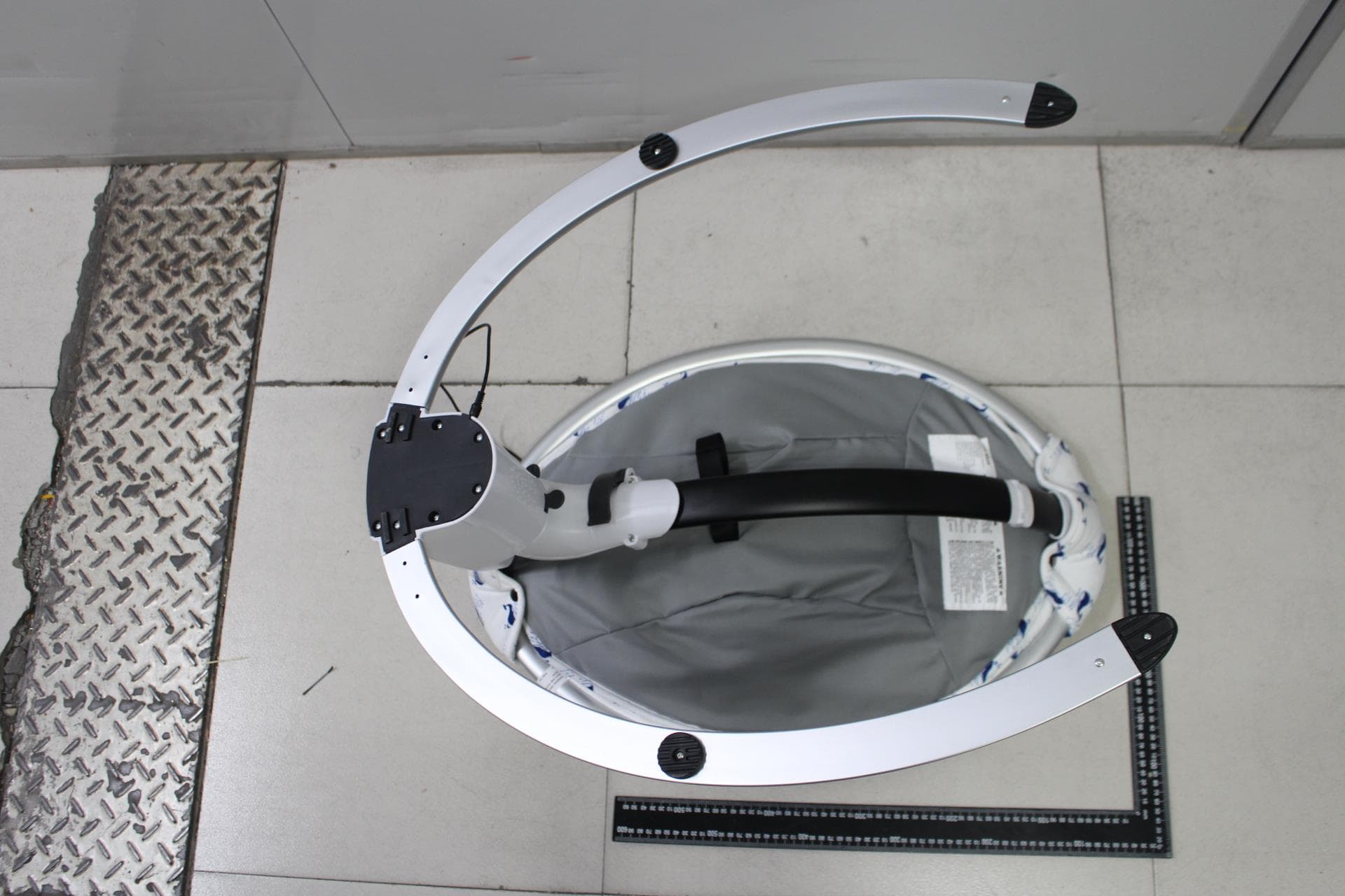 Baby Bouncer - FCC ID 2AWATHOTMOM-BB200 - Zhongshan Hot Mom Co., Ltd. (4)