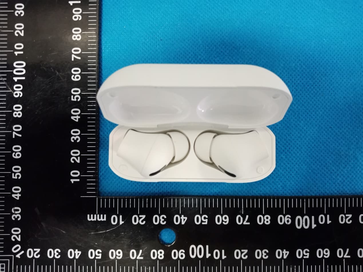 Wireless Bluetooth Earphones - FCC ID 2AWEY-A11 - HONGKONG CHOICE ELECTRONICS CO., LTD (2)